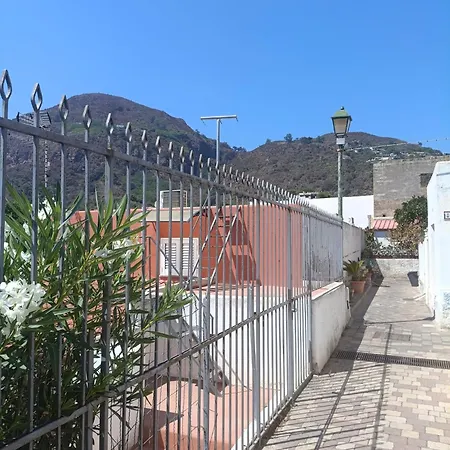 Casa Amena Con Ampio Terrazzo E Giardino * Lípara